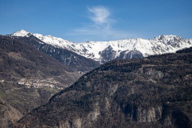 Saillon, İsviçre 28.03.2021 - Sunucular ve Dent de Nendaz, Farinet yürüyüşü