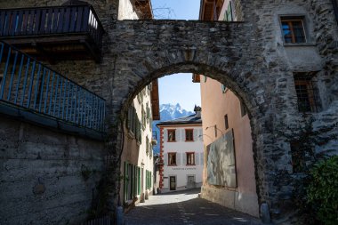 Saillon, İsviçre 28.03.2021 - Baharda Saillon Köyü, Maison Commune, Pierre Avoi, Farinet yürüyüşü
