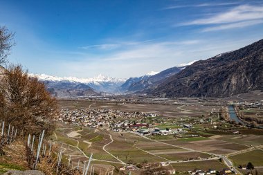 Saillon, İsviçre 28.03.2021 - Bietschhorn ve Sion, Farinet yürüyüşü