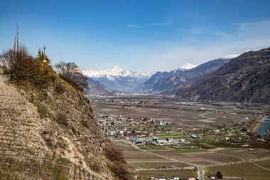 Saillon, İsviçre 28.03.2021 - Bietschhorn ve Sion, Farinet yürüyüşü