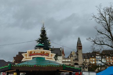 Bremgarten, İsviçre - 06.12.2025 Noel Pazarı Noel süslemeleri ve Noel Ağacı, Christchindli-Maert, Schwenkgrill Tabelası, Wohl