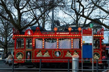 Zürih, İsviçre - 08.12.2025 Noel Pazarı, Maerlitram St. Annahof, Noel Tramvayı