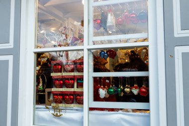 Zürih, İsviçre - 08.12.2025 Noel Pazarı, Weihnachtsdorf, Noel dekorasyon mağazası