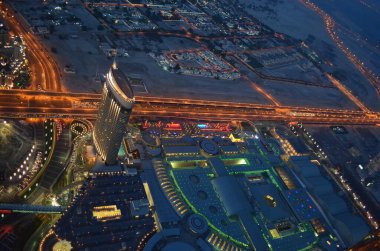 Mavi saatte Burj Halife 'den Dubai Alışveriş Merkezi' ne bakan bir hava görüntüsü..