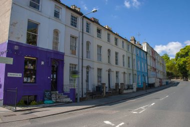 İngiltere 'nin Ipswich şehrinde bir dizi renkli teraslı ev.