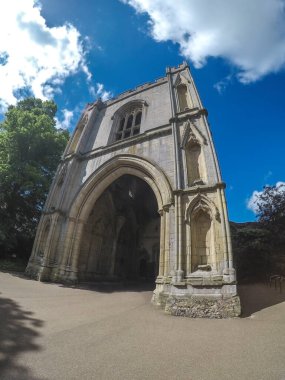 Manastır kapısı, Suffolk, Bury St Edmunds 'daki Abbey Gardens' ın girişi.