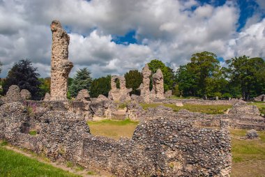 St. Edmunds, Suffolk 'un göbeğindeki manastır harabeleri.