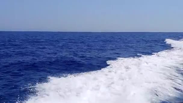 地中海の高速移動船の後ろの波 — ストック動画