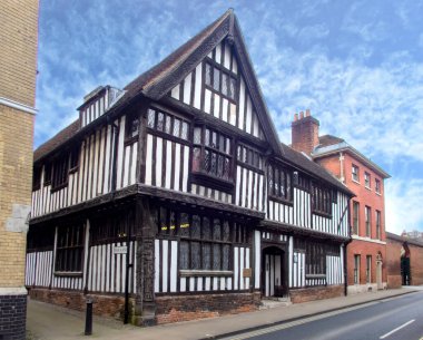 Oak House Ipswich, Suffolk, İngiltere 'de muhteşem bir siyah beyaz kereste binasıdır.