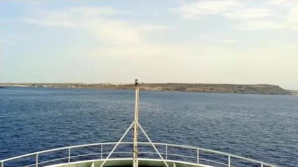 マルタとゴゾ島の間を走るフェリー — ストック動画