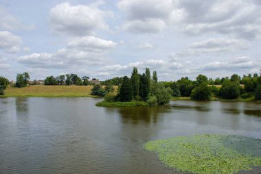 İngiltere 'nin Woodstock yakınlarındaki Blenheim Sarayı' ndaki göl.