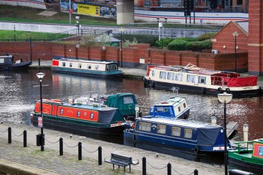 Sheffield, İngiltere 'deki Victoria Quays' de dar kayıklar.