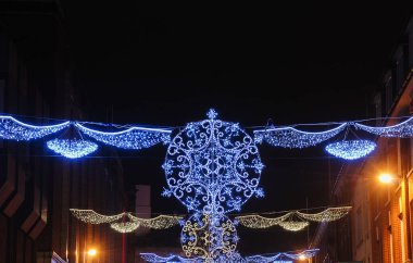 Suffolk, İngiltere 'deki Ipswich' in merkezinde Noel ışıkları