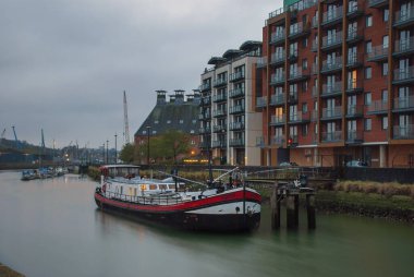 Sabahın erken saatlerinde Ipswich, İngiltere 'deki rıhtımda.