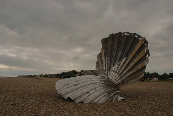 マグギ ハンブリングの彫刻は 英国のアルデバーグの小さなビーチにあります — ストック写真