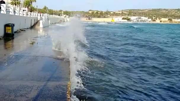 Κύματα Συνετρίβη Στην Ακτή Στο Νησί Της Μάλτας Στη Μεσόγειο — Αρχείο Βίντεο