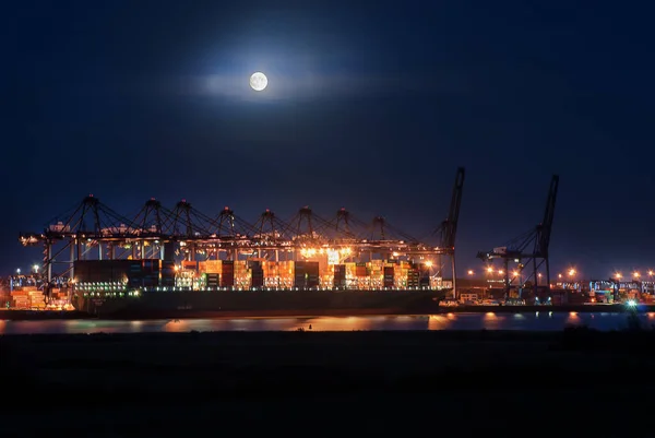 フェリックストウ港はイギリスで最も忙しいコンテナターミナルです — ストック写真