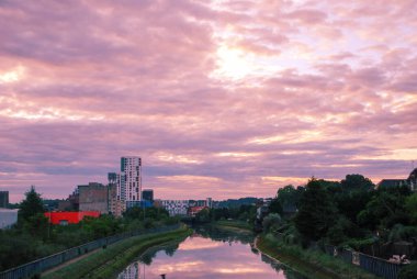 İngiltere 'nin Ipswich şehrinde Orwell Nehri üzerinde gün doğumu