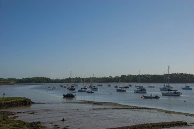 Suffolk, İngiltere 'deki Deben Nehri' nde sabahın erken saatlerinde.