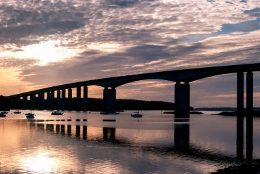 Ipswich, Suffolk, İngiltere yakınlarındaki Orwell Nehri üzerinde gün doğumu