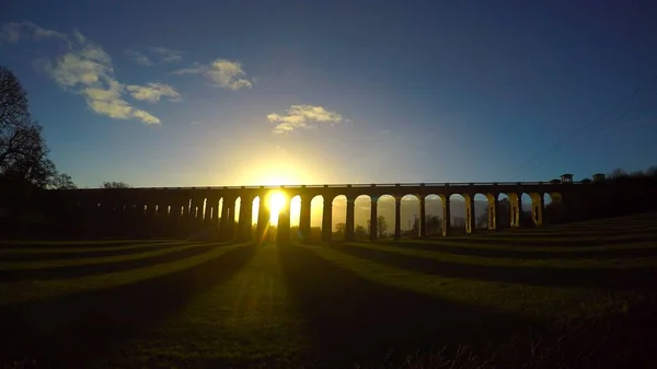 Sole Che Proietta Lunghe Ombre Balcombe Viaduct Attraverso Fiume Ouse — Foto Stock