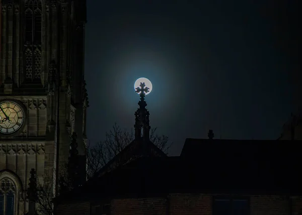 英国ヨークシャーのリーズ ミンスターのシルエットと満月 — ストック写真