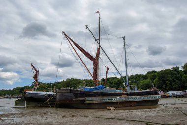 Pin Mill, Suffolk, İngiltere 'deki Orwell Nehri' nde akıntıya kapılmış tekneler.