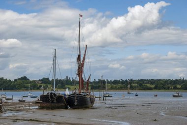 Pin Mill, Suffolk, İngiltere 'deki Orwell Nehri' nde akıntıya kapılmış tekneler.