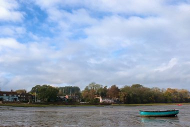 Pin Mill, Suffolk, İngiltere 'deki Orwell Nehri' nde akıntıya kapılmış tekneler.