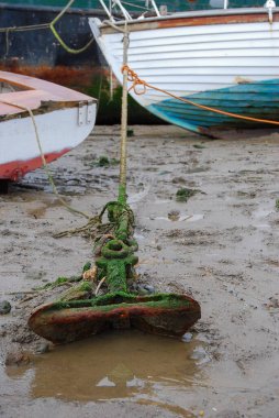 Pin Mill, Suffolk, İngiltere 'deki Orwell Nehri' nde akıntıya kapılmış tekneler.
