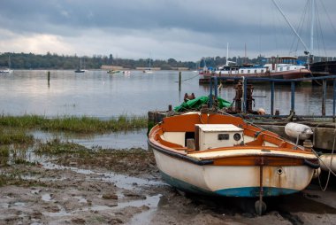 Pin Mill, Suffolk, İngiltere 'deki Orwell Nehri' nde akıntıya kapılmış tekneler.