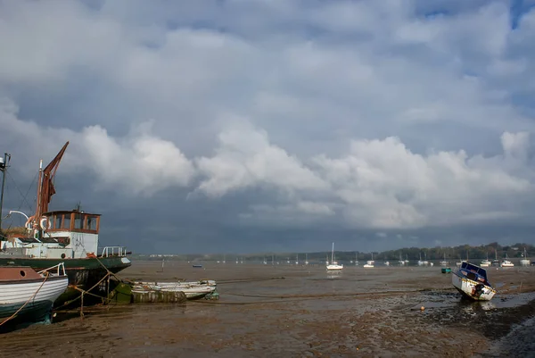 Båtar Strandsatta Lågvatten Vid Floden Orwell Vid Pin Mill Suffolk — Stockfoto
