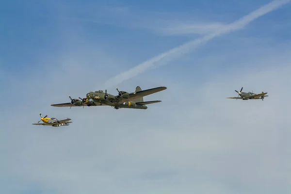 アメリカ第二次世界大戦の爆撃機 サリーB ボーイングB 17Gと護衛戦闘機 — ストック写真