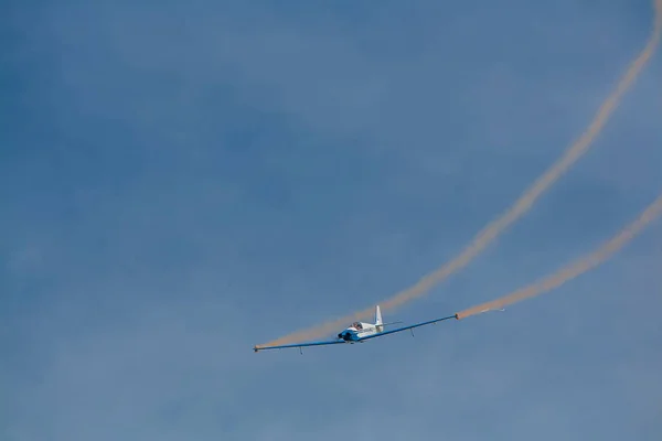 Fournier Rf4 Motor Glider Trailing Smoke Wing Tips — Stock Photo, Image