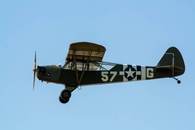 Klasik bir Piper L-4 Çekirge gözlem uçağı.