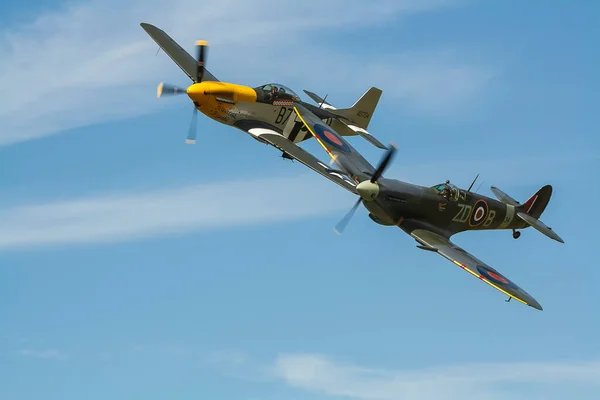 Ένα Supermarine Spitfire Και Βορειοαμερικανική Mustang Πετούν Συνδυασμό — Φωτογραφία Αρχείου