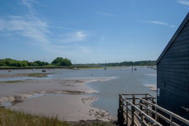 Suffolk, İngiltere 'de Deben Nehri' ne demirlemiş tekneler.