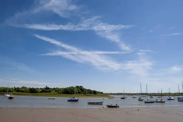 Båtar Förtöjda Vid Floden Deben Suffolk Storbritannien — Stockfoto