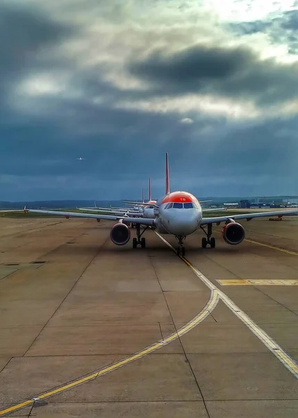 Letadla Čekající Odlet Londýnské Letiště Gatwick — Stock fotografie