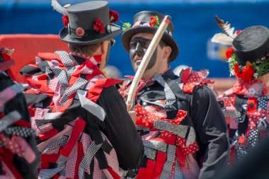 Geleneksel Morris Dansçıları İngiltere 'nin kırsalında gösteri yapıyorlar