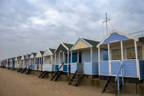 英国萨福克郡南沃尔德海滨的海滨小屋 — 图库照片
