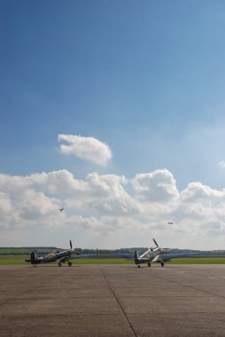 Britanya Muharebesi 'nden kalma savaş uçağı bir havaalanı parkında.