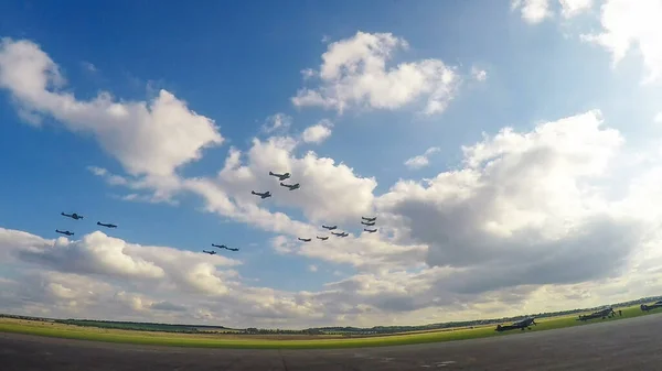 Supermarine Spitfires Der Royal Air Force Fliegen Formation Vorbei — Stockfoto