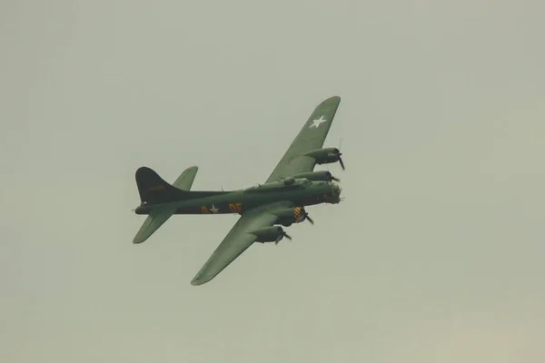 アメリカの第二次世界大戦爆撃機 サリーB ボーイングB 17Gは ヨーロッパで唯一の飛行可能なモデルです — ストック写真