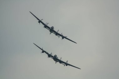 Kalan son iki Avro Lancaster ağır bombardıman uçağı gökyüzünde düet yapıyor.