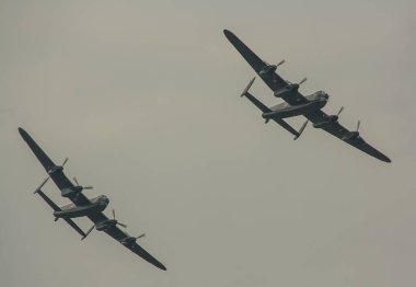Kalan son iki Avro Lancaster ağır bombardıman uçağı gökyüzünde düet yapıyor.