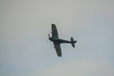 Supermarine Spitfire LFXV1E 4D-V TE311 Cambridgeshire üzerinde uçuyor