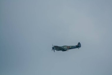 Supermarine Spitfire LFXV1E 4D-V TE311 Cambridgeshire üzerinde uçuyor