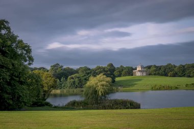 İngiltere 'nin Durham ilçesindeki Hardwick Park' ta göle bakan sakin bir sonbahar günü.