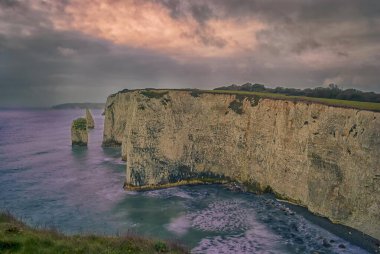 Old Harry Rocks, Jurassic Sahili boyunca Handfast Point 'te yer almaktadır ve UNESCO Dünya Mirasları Alanıdır.